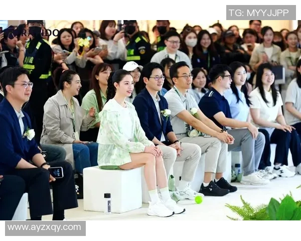 女足球星潮流前卫亮相露脐装展现运动与时尚完美融合